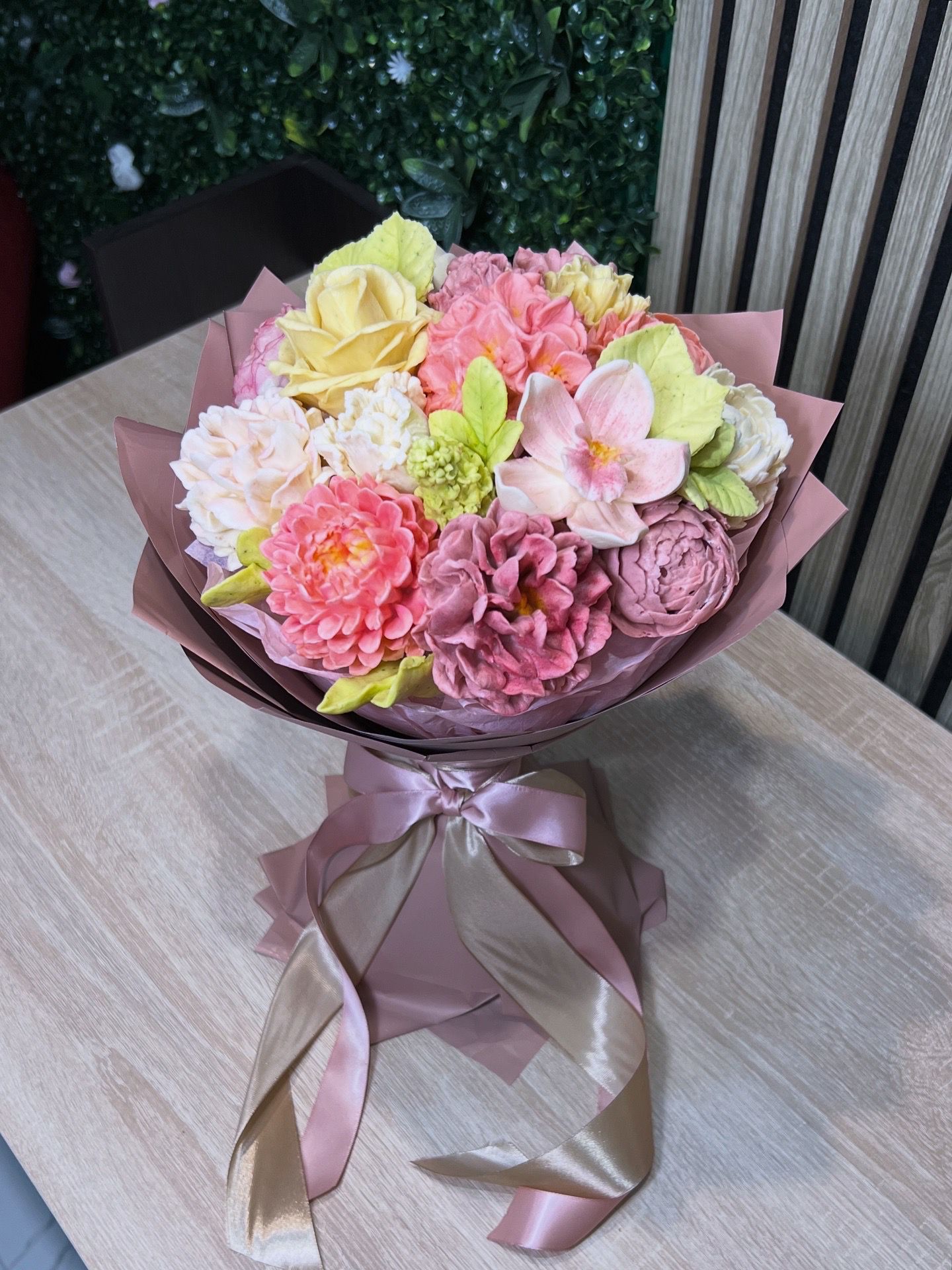 Golden Blush buchet mic